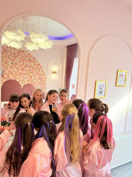 Színes copfok és fonatok a bulin