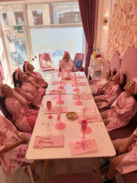 The long party table, with pink glasses and mirrors