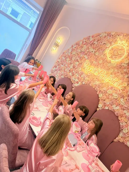 The girls do their make-up at the table with heart mirrors