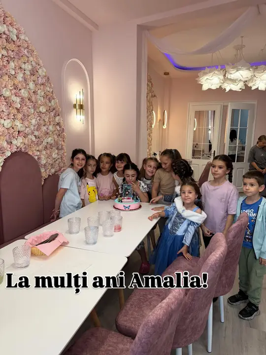 Boldog születésnapot, Amalia! Egy buli a Regatul Răsfățului szalonban