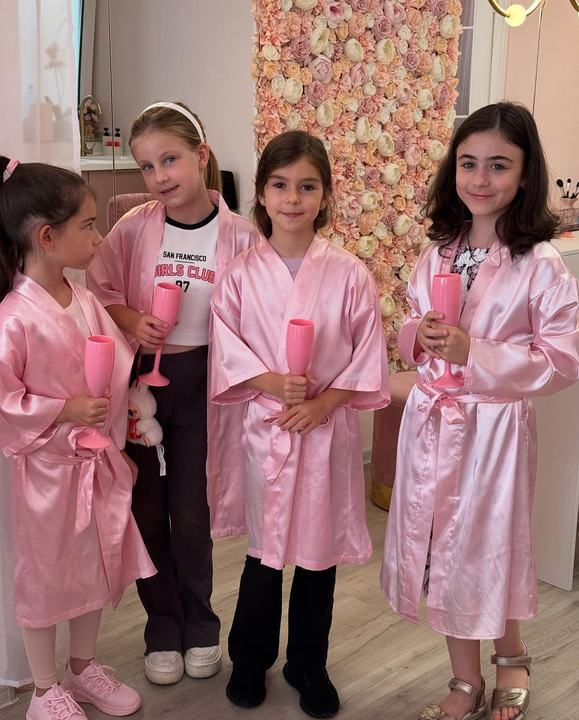 Prietene cu pahare roz de șampanie pentru copii