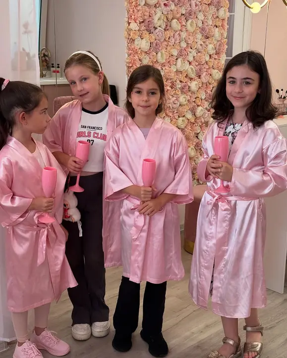 Barátnők rózsaszín pohár gyerekpezsgővel