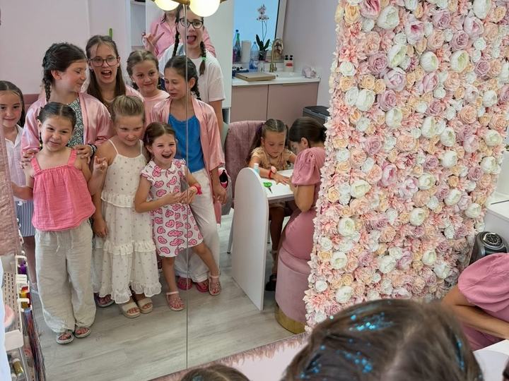 Selfie de grup lângă peretele de trandafiri