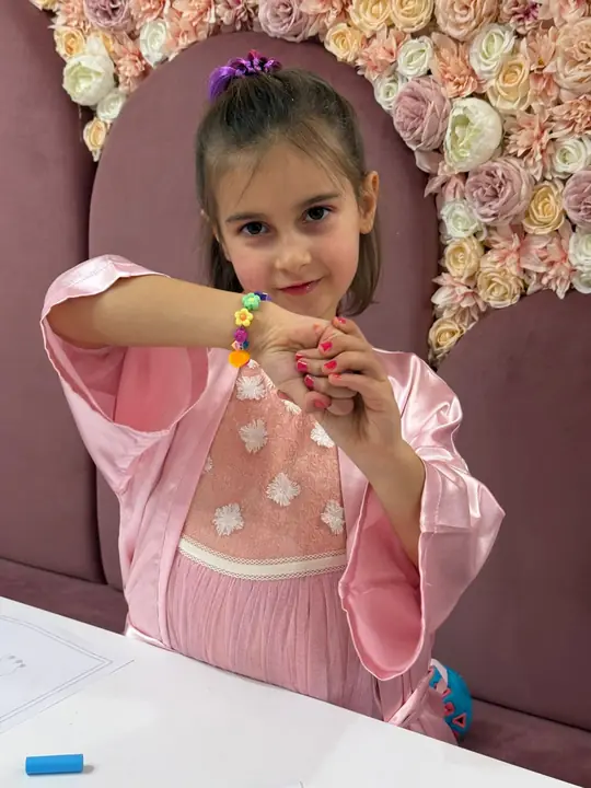 The bracelet the girl made herself