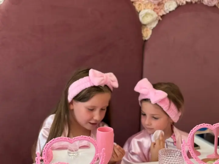 Friends in front of the heart-shaped mirrors