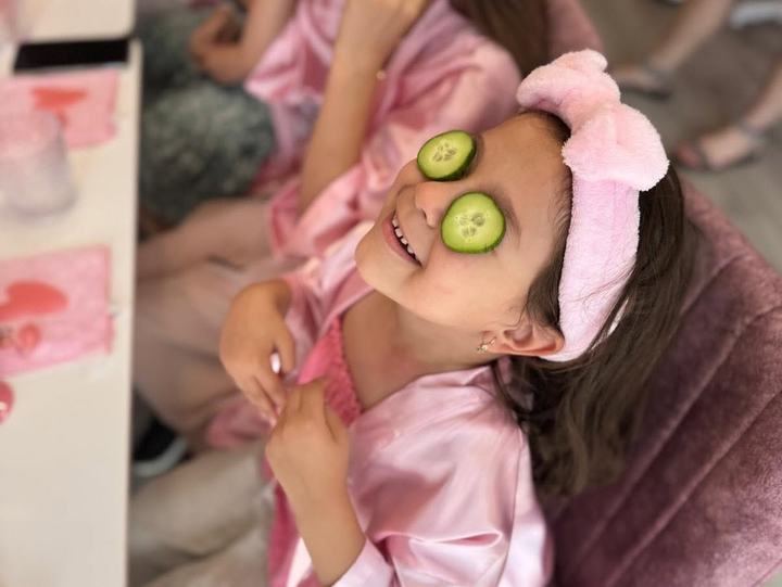 Relaxare totală, cu felii de castravete pe ochi