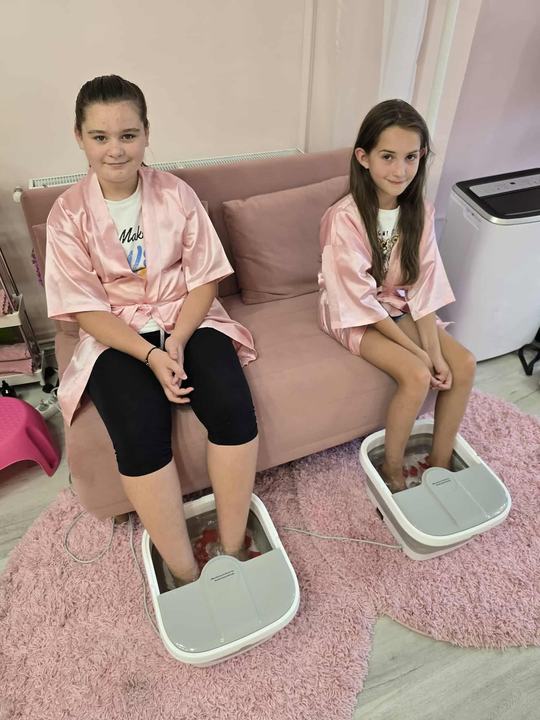 Două prințese la mini spa, în halate roz