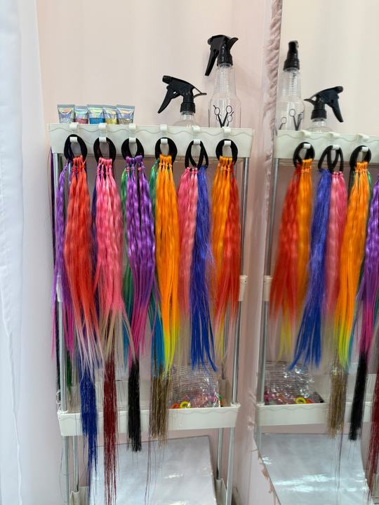 Codițele colorate pregătite pentru împletituri