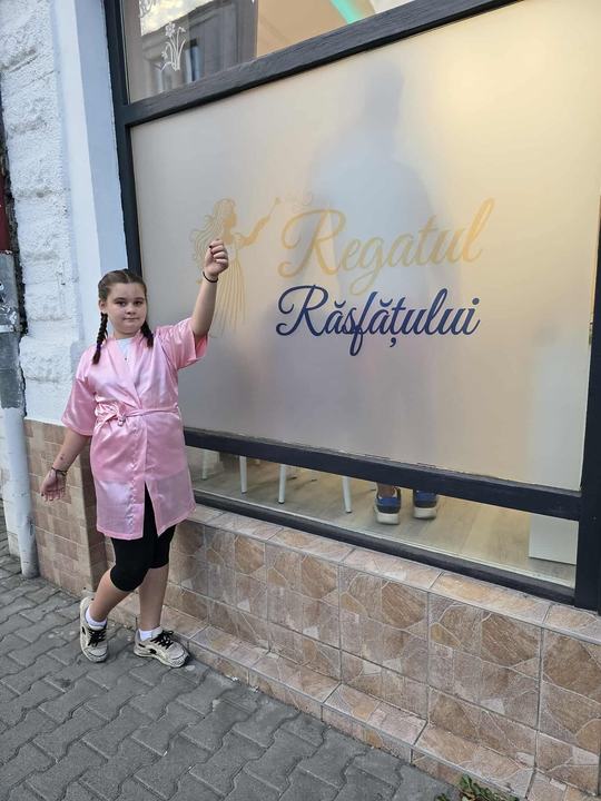Vitrina noastră de pe Strada Horea nr. 10, cu sigla Regatul Răsfățului